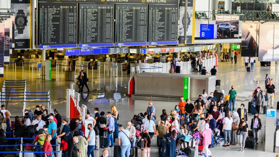 Reisende stehen in der Abflughalle im Terminal 1 am Flughafen Frankfurt. Hier herrscht noch immer deutlich weniger Betrieb als in Vor-Corona-Zeiten.