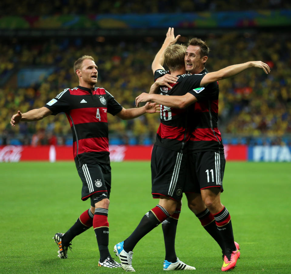 <p>Höwedes und Kroos beglückwünschen den Rekordmann.<br>(Bild: Getty Images) </p>