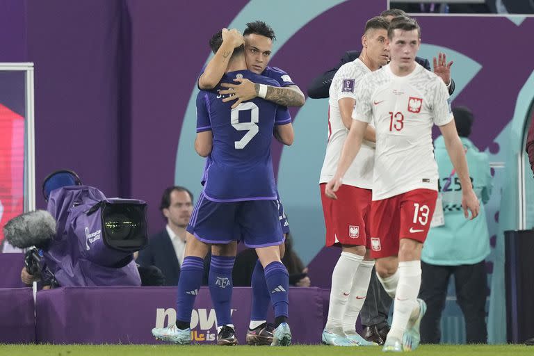 Lautaro Martínez abraza a Julián Álvarez después del segundo gol de Argentina contra Polonia