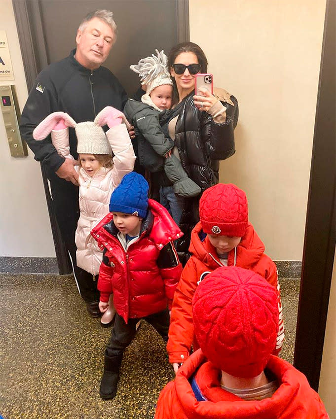 Alec e Hilaria Baldwin con sus cuatro hijos