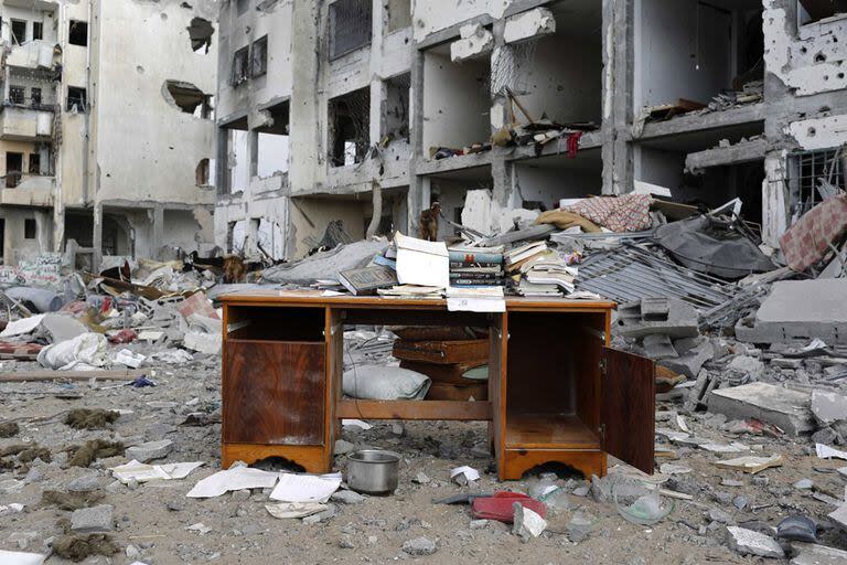 Un escritorio, en medio de edificios que fueron alcanzados por ataques aéreos israelíes en Beit Lahiya, en el norte de la Franja de Gaza