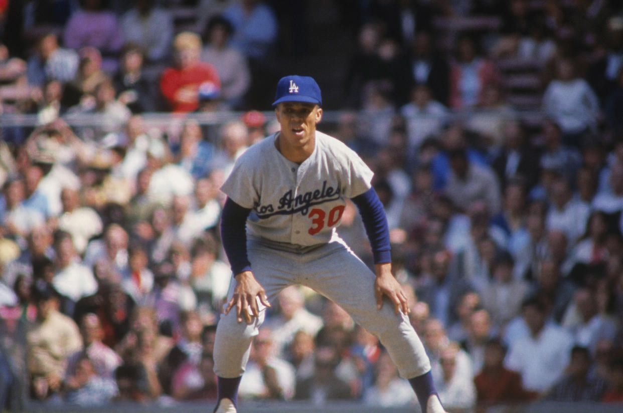 1965: Shortstop Maury Wills #30 of the Los Angeles Dodgers takes a lead off first base during 1965. (Photo by Focus on Sport via Getty Images)