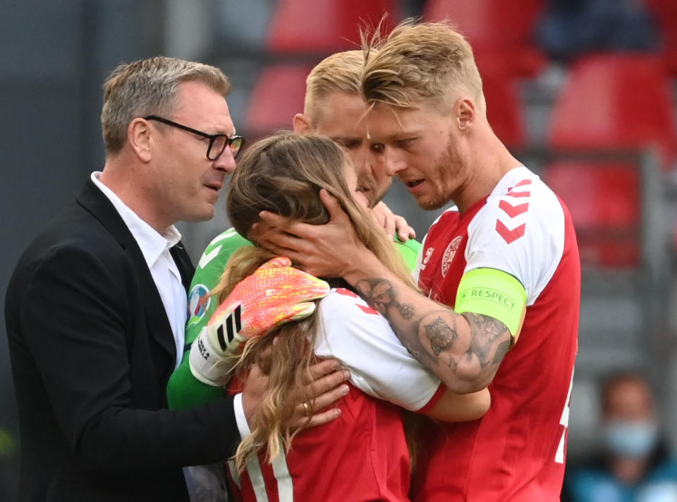 Simon Kjaer tröstete auf dem Spielfeld die schockierte Lebensgefährtin von Christian Eriksen. (Bild: Reuters)