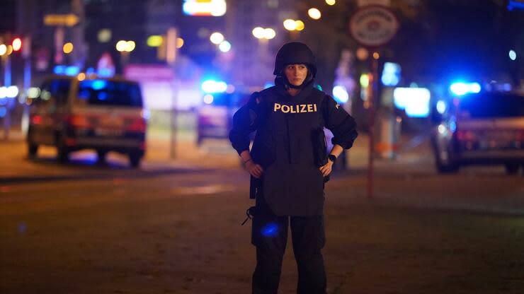 Einsatzkräfte der Polizei nach den Schüssen in der Wiener Innenstadt am Schwedenplatz. Foto: dpa