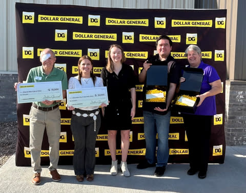 Dollar General extends with mission of Serving Others at its 20,000th store grand opening in Alice, Texas with a $20,000 community donation. (Photo: Business Wire)