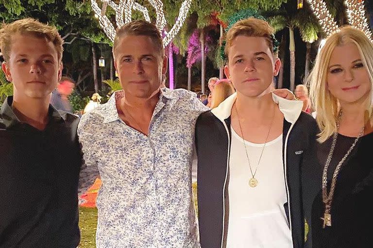 Rob Lowe junto a su mujer y sus dos hijos