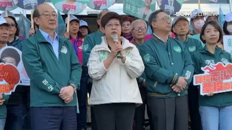 民進黨立委候選人林志潔（中），緊接著抵達登記參選。