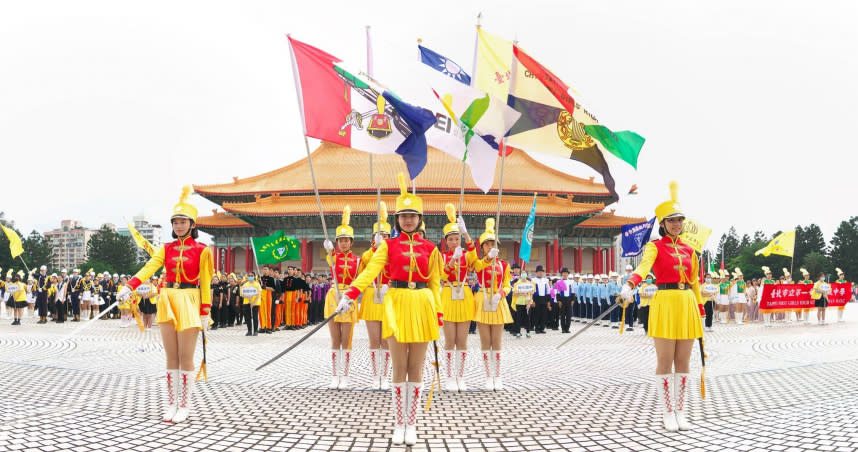 景美女中樂儀旗隊雖然有獲元旦升旗典禮主辦單位邀約，希望元旦當天至總統府表演，無奈因為時間太過倉促，只好忍痛拒絕。（圖／翻攝自「台北市立景美女子高級中學樂儀旗隊」臉書）