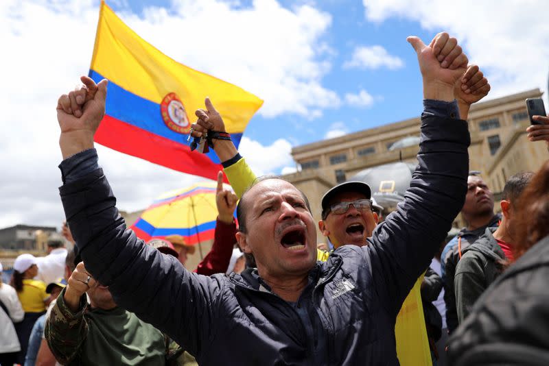 Manifestantes protestan contra las reformas laboral, de salud, y de pensiones que impulsa el presidente colombiano Gustavo Petro, en Bogotá