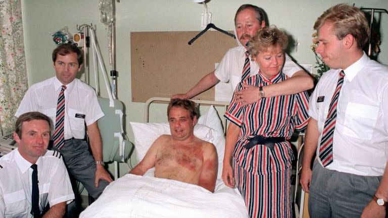 El piloto, Tim Lancaster, se recuperó en el hospital de Southampton. En la foto aparece junto Alistair Atchison, John Howard, Nigel Ogden, Susan Prince y Simon Rogers