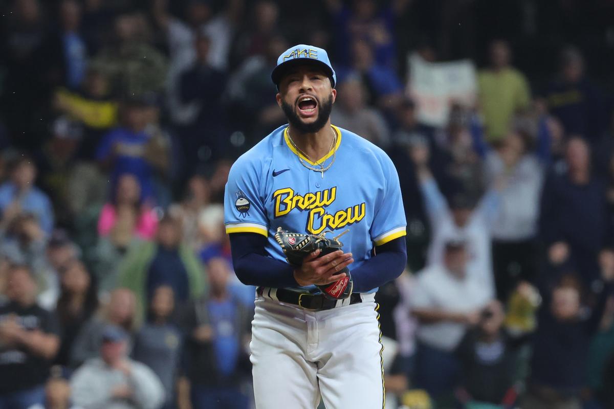 Brewers' NASTY reliever Devin Williams gets 5 huge Ks to keep