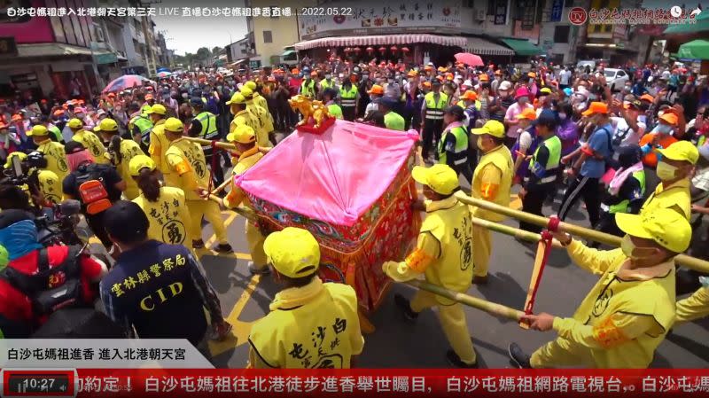 ▲白沙屯媽祖正準備以「百米衝刺」的方式進入北港朝天宮。（圖／白沙屯媽祖網路電視台YouTube）