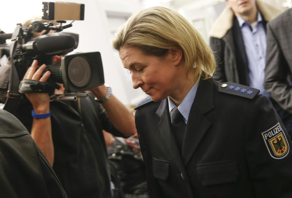 Eisschnellläuferin Claudia Pechstein ist auch Bundespolizistin und zeigt Uniform - wie bei einem Gerichtstermin im Jahr 2015 (Bild: REUTERS/Michael Dalder)