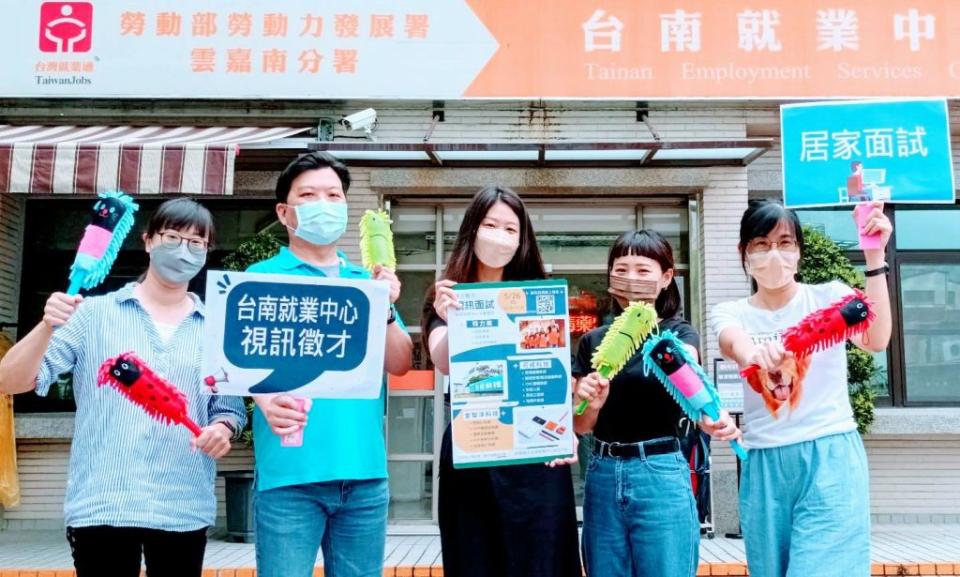 防疫期間儘量減少接觸風險，勞動力發展署台南就業中心二十六日上午將舉辦雲端面試媒合活動。（記者羅玉如攝）