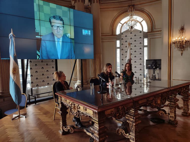 Marina Kienast (Republicanos Unidos), en el centro, y Daniel Ricart, desde los Estados Unidos, por videollamada,  durante la presentación del proyecto en la Legislatura