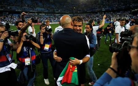 Foto del domingo del delantero del Real Madrid Cristiano Ronaldo celebrando con el entrenador Zinedine Zidane la conquista de la liga española. 21/5/17. El Real Madrid conquistó el domingo la liga española de fútbol por primera vez desde la temporada 2011-12 con una victoria 2-0 como visitante sobre el Málaga con tantos de Cristiano Ronaldo y Karim Benzema. Reuters / Jon Nazca