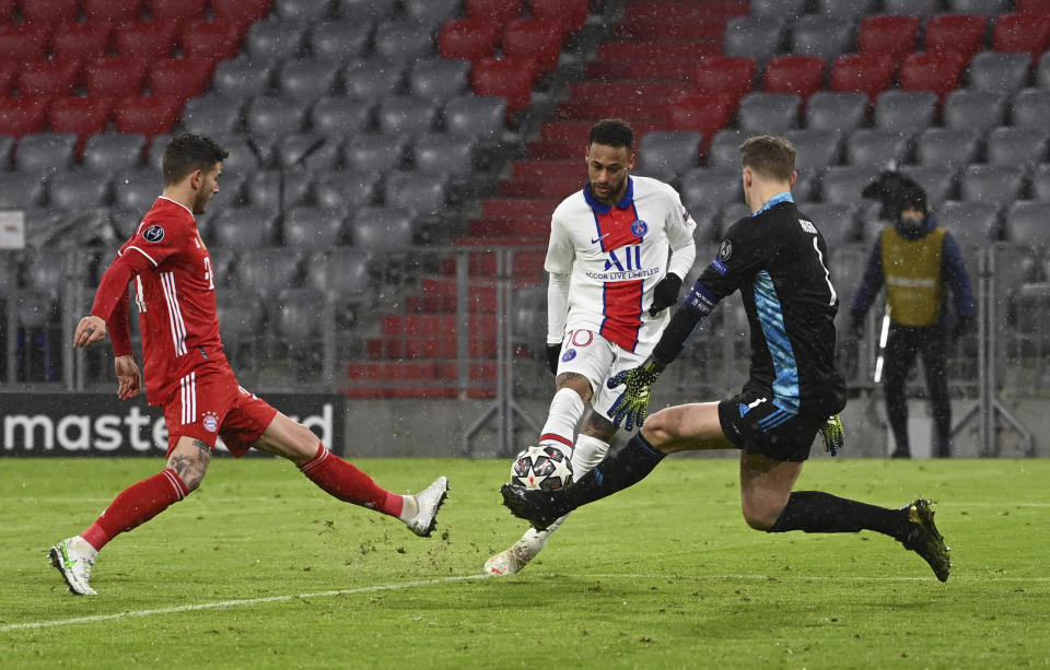 Neymar del Paris Saint-Germain no puede superar al portero del Bayern Múnich Manuel Neuer en el encuentro de ida de cuartos de final de la Liga de Campeones, el 7 de abril de 2021. (Sven Hoppe/DPA vía AP)