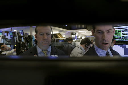 Traders work on the floor of the New York Stock Exchange January 22, 2016. REUTERS/Brendan McDermid