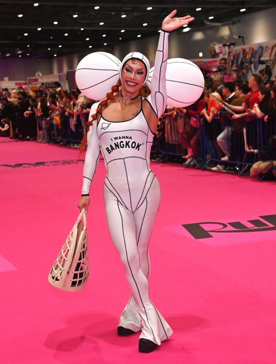 Photo Gallery Dragcon UK 2024 Queens Walk