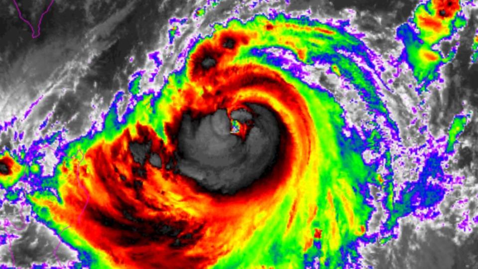 專家提醒，颱風小犬一不小心變瘋狗。（圖／翻攝自NOAA）