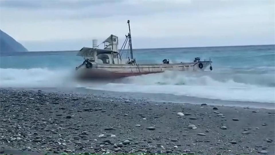 無人漁船異常接近沙灘？　風浪太強流錨岸邊擱淺