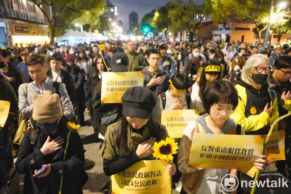 台灣經濟民主連合等團體在立法院群賢樓外舉行太陽花運動十週年晚會。圖為林飛帆在會中致詞。圖為與會群眾為這十年已遠行的朋友默哀。   圖：張良一/攝