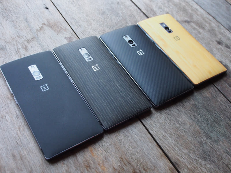 OnePlus 2's StyleSwap covers. Sandstone Black (left), Black Apricot, Kevlar, Bamboo. Rosewood is not pictured.