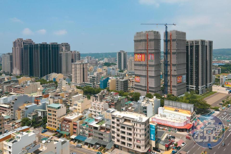 新台幣升值雖然對資產營建股有助益，但仍要留意公司是否對土地淨值做重估或處分。