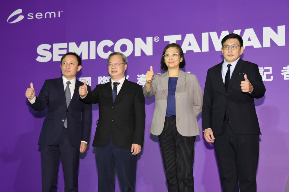 SEMICON Taiwan 2022 9/14日登場，國發會主委龔明鑫（左二）、環球晶集團董事長徐秀蘭（右二）、台灣美光董事長盧東暉（左一）及SEMI全球行銷長暨台灣區總裁曹世綸一同出席展前記者會。圖／Yahoo奇摩股市