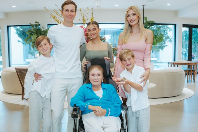 伊凡卡和家人，以及97歲的外祖母（中）在家裡一同拍照慶生。（翻攝Ivanka Trump IG）