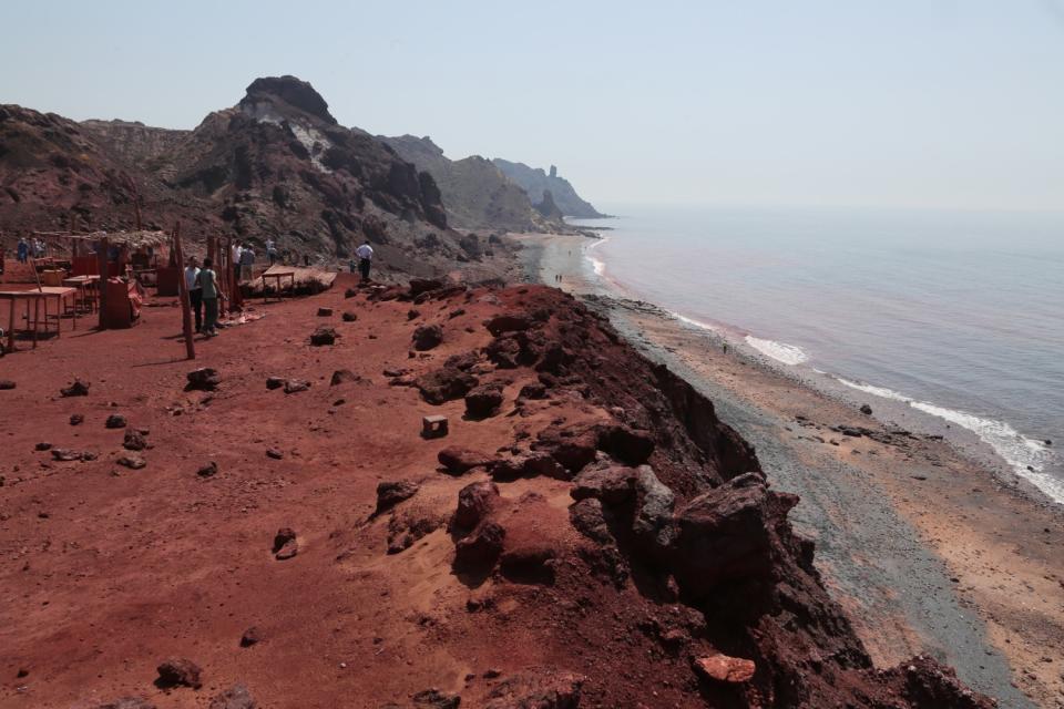 <span>Personas en la isla de Ormuz, frente a la ciudad portuaria iraní de Bandar Abbas, el 29 de abril de 2019</span><div><span>ATTA KENARE</span><span>AFP</span></div>