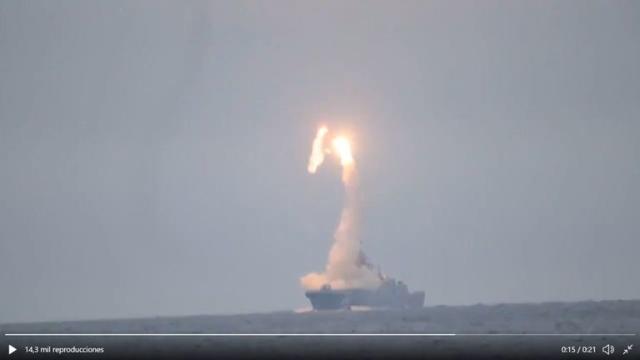 Una imagen del video del lanzamiento del misil hipersónico Tsirkon desde una fragata de la Marina de Rusia