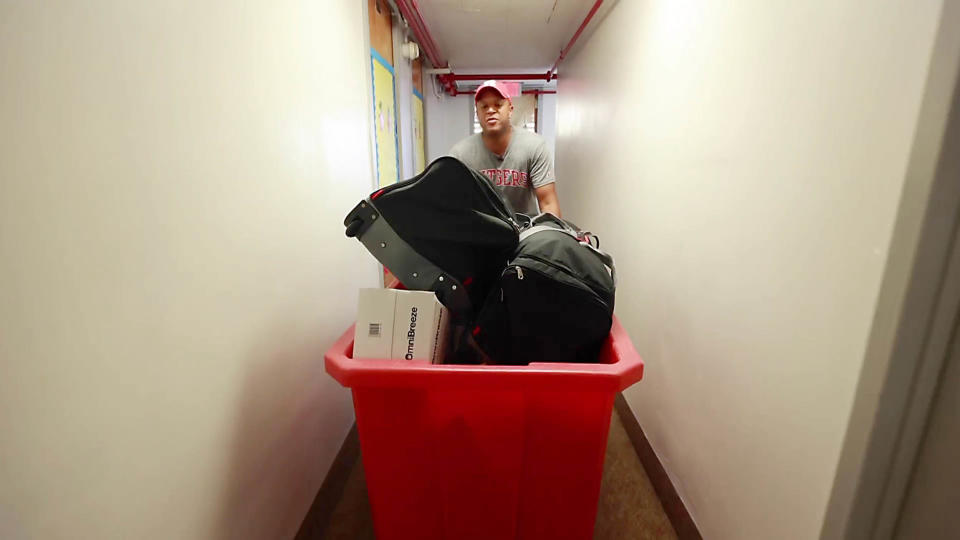 Craig Melvin helps college student move into dorms at Rutgers University. (TODAY)