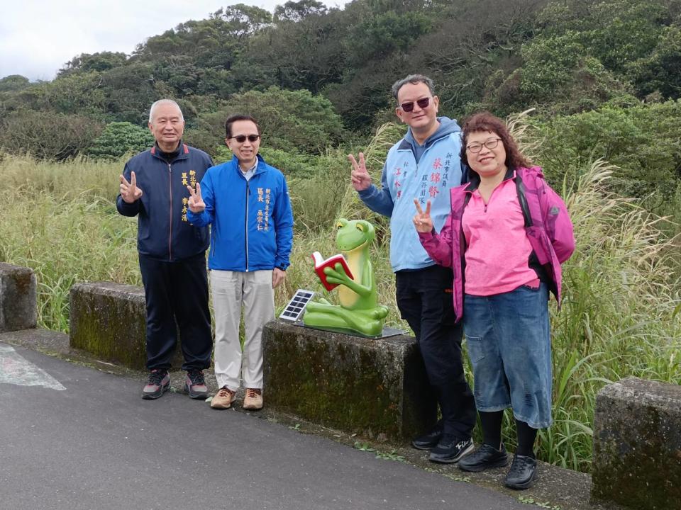 為活化淡水區大屯橋頭區域的視覺景觀，因此設置青蛙藝術公仔，營造屯山里優質休閒空間。   圖：淡水區公所提供