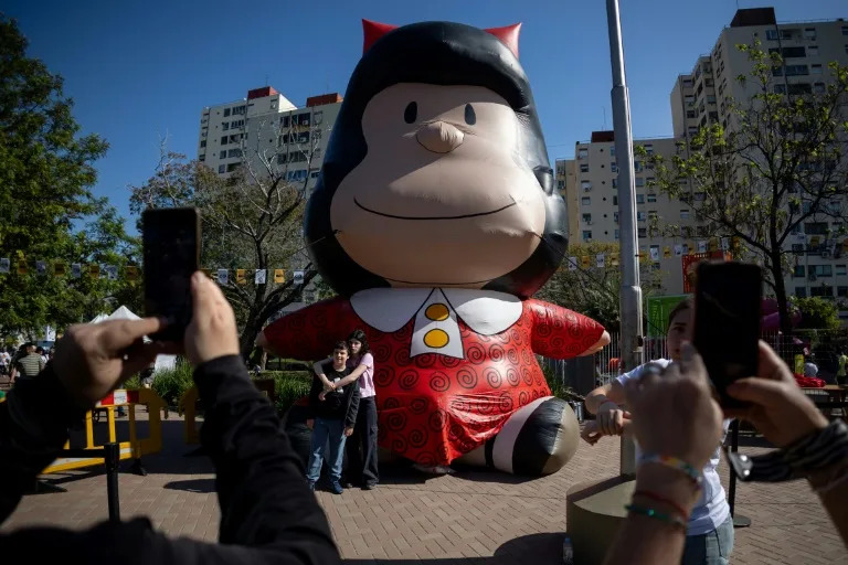 Figura inflable de "Mafalda" en la plaza homónima de Buenos Aires, el 29 de septiembre de 2024 (TOMAS CUESTA)