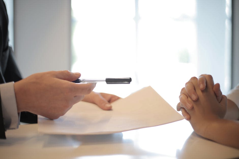 Empresario De Cultivos Dando Contrato A Mujer Para Firmar