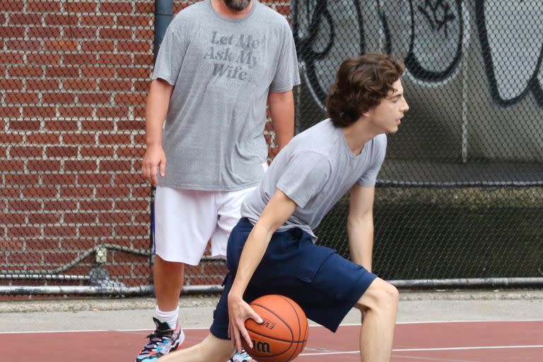 Timothée Chalamet y Adam Sandler juegan al básquet en Manhattan