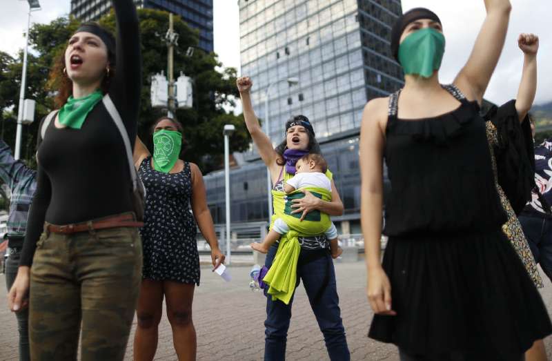 智利示威，示威歌曲〈強暴犯就在路上〉傳遍拉丁美洲，抗議父權文化漠視性暴力。（AP）