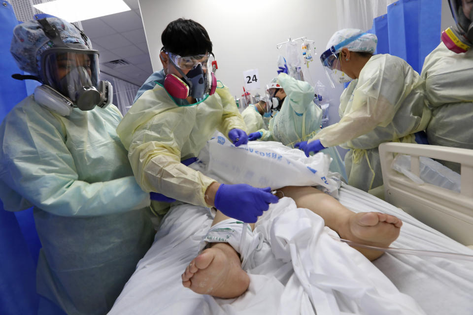 Personal médico atiende a un paciente de covid-19 en un hospital en la región del Valle Rio Grande, en el sur de Texas y fronteriza con México, donde la capacidad hospitalaria se ha saturado ante el auge de la pandemia, (Getty Images)