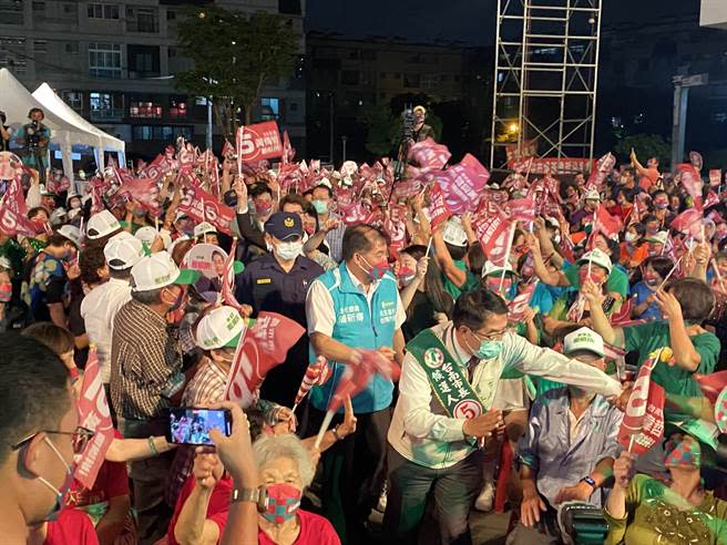 台南市長黃偉哲選前之夜與青年代表和和市府團隊大進場。(曹婷婷攝)