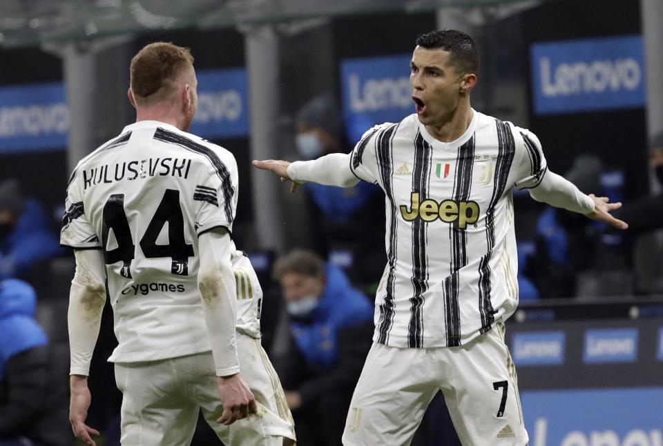 El portugués Cristiano Ronaldo festeja luego de anotar el segundo gol de la Juventus ante el Inter en la ida de la semifinal de la Copa Italia (AP Foto/Luca Bruno)