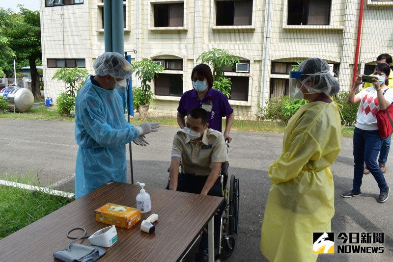 ▲中彰榮家辦理防疫演練，模擬住民發生新冠肺炎感染事件照護人員應變作為。（圖／記者陳雅芳攝，2020.09.17）