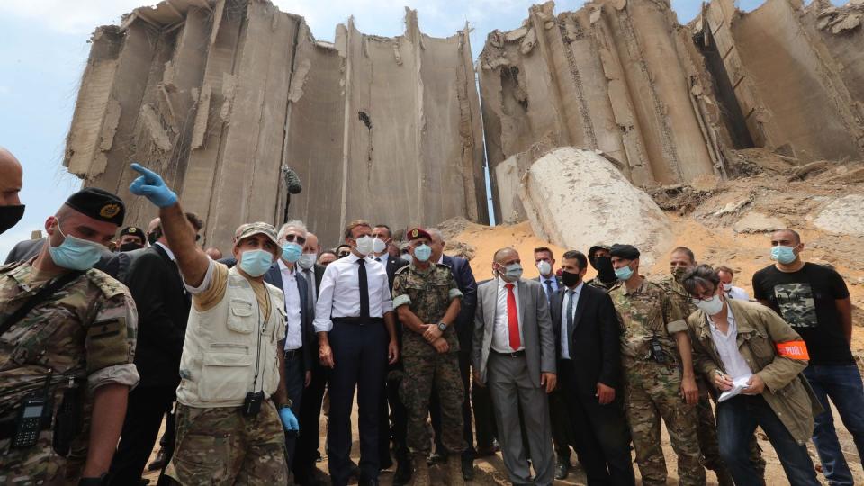 Emmanuel Macron (M.), Präsident von Frankreich, besucht den verwüsteten Hafen von Beirut nach der Explosionskatastrophe  mit mehr als 190 Toten.