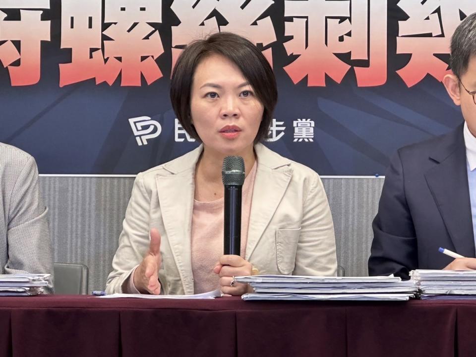 簡舒培砲轟蔣萬安處理寶林食安議題慢半拍，揭露第一時間連食品採檢都沒做。   圖：民進黨提供