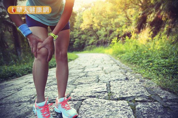 「髂脛束症候群」（Iliotibial band syndrome）是跑者膝蓋痛的常見原因，這個疾病的危險因子包括跑得遠、跑下坡、還有不理想的跑步姿勢。