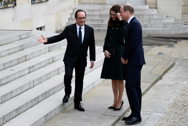 French President Francois Hollande (L) welcomes Britain's Prince William (R), The Duke of Cambridge, and his wife Kate, the Duchess of Cambridge at the Elysee Palace in Paris on March 17, 2017