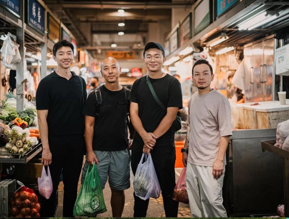 Abri 主廚 Kastu Okiyama（左二） 及其團隊與L’Atelier par Yao 主廚Yao（右二）早上走訪台中建國市場。L’Atelier par Yao/提供