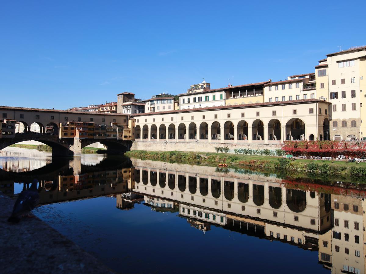 Italienische Behörden sagten, bewaffnete Wachen würden 24 Stunden nach dem Vandalismus durch deutsche Touristen an einem historischen Wahrzeichen in Florenz im Wert von 10.800 US-Dollar eingesetzt.