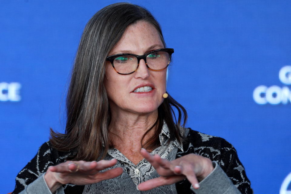 Si Cathie Wood, Founder, CEO, at CIO ng ARK Invest, ay nagsasalita sa 2022 Milken Institute Global Conference sa Beverly Hills, California, US, Mayo 2, 2022. REUTERS/David Swanson