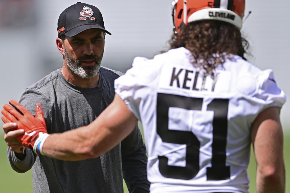 Cleveland Browns head coach Kevin Stefanski, left, coaches linebacker Silas Kelly during the NFL football team's rookie minicamp, Friday, May 13, 2022, in Berea, Ohio. (AP Photo/David Dermer)